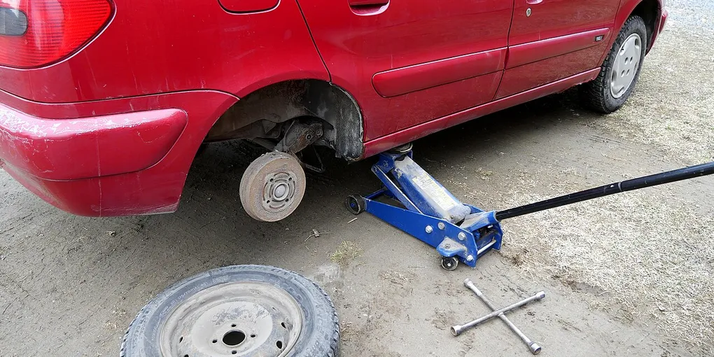 How to Change a Flat Tire Safely: 10 Roadside Steps