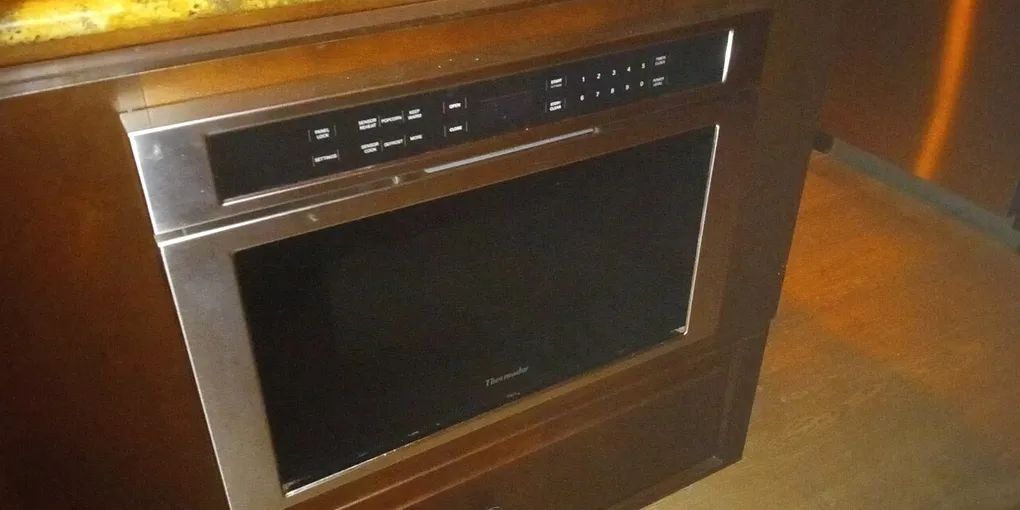 How to Clean a Microwave: 10 Steps for Grease and Odor