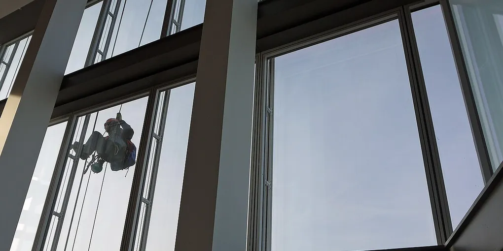 How to Clean Windows Without Streaks: 9 Clear-Glass Steps
